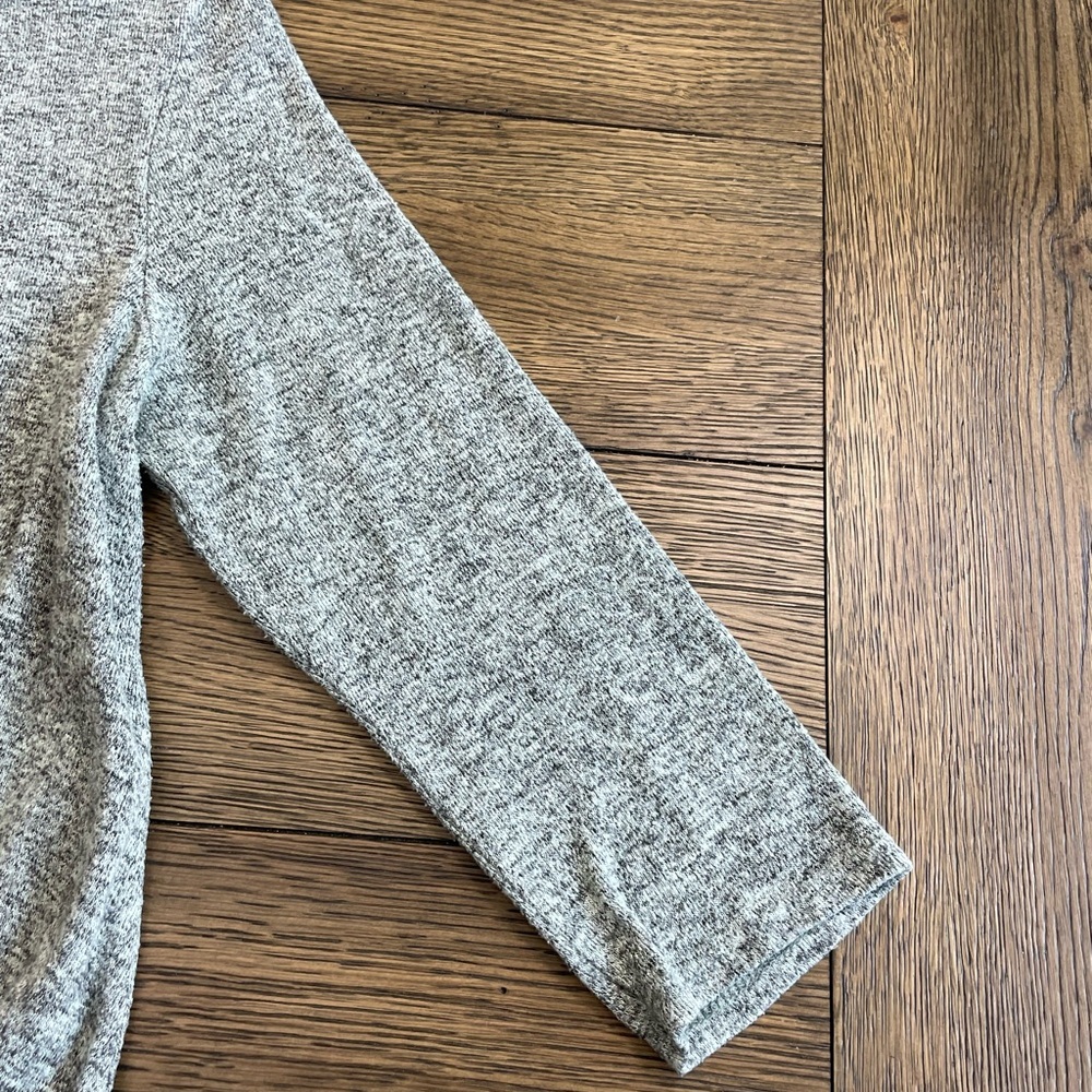Gibson Light Gray Long‎ Sleeve Twist Top - Picture 4 of 7